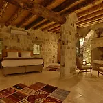 Acropolis Cave מלון