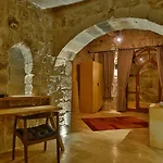 Acropolis Cave אורגופ