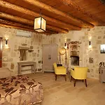 מלון Acropolis Cave