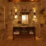 Acropolis Cave מלון