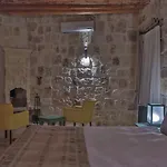 Acropolis Cave אורגופ