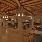 מלון Acropolis Cave 3*