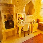 Acropolis Cave מלון