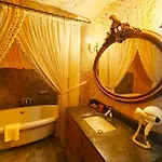 Acropolis Cave מלון אורגופ